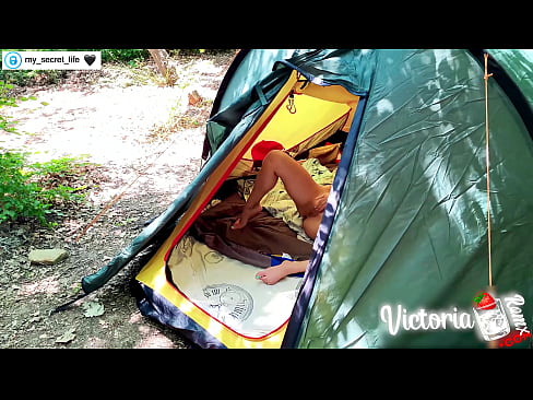 ❤️ Op kamera verfilm Passievolle ruk vreemdeling in 'n tent ❤️ Anale video op af.wassell.ru ❌