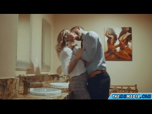 ❤️ Wanneer 'n rondborstige blondine jou in 'n openbare toilet verlei ❤️ Anale video op af.wassell.ru ❌